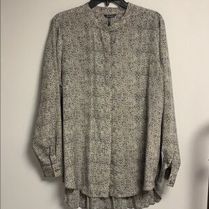 Daisy Fuentes long button front print blouse Lg